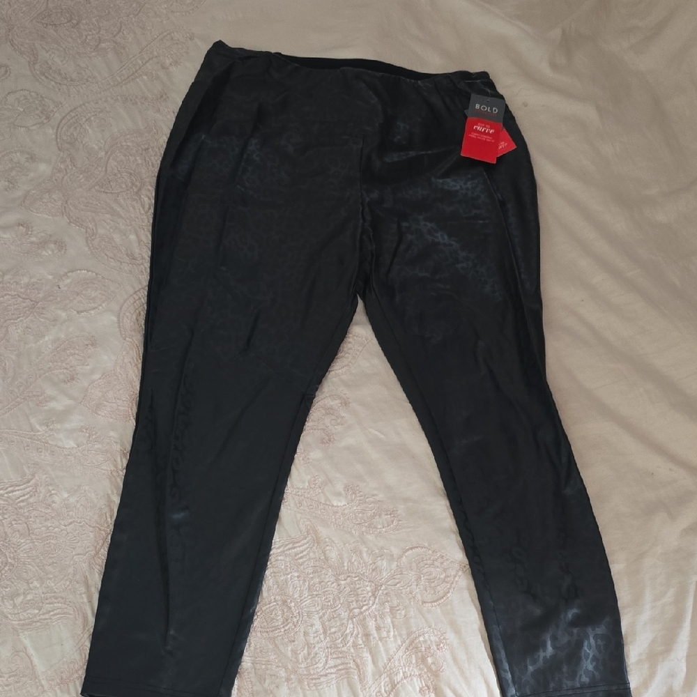 BOLD elements Black Ankle Cropped Pants